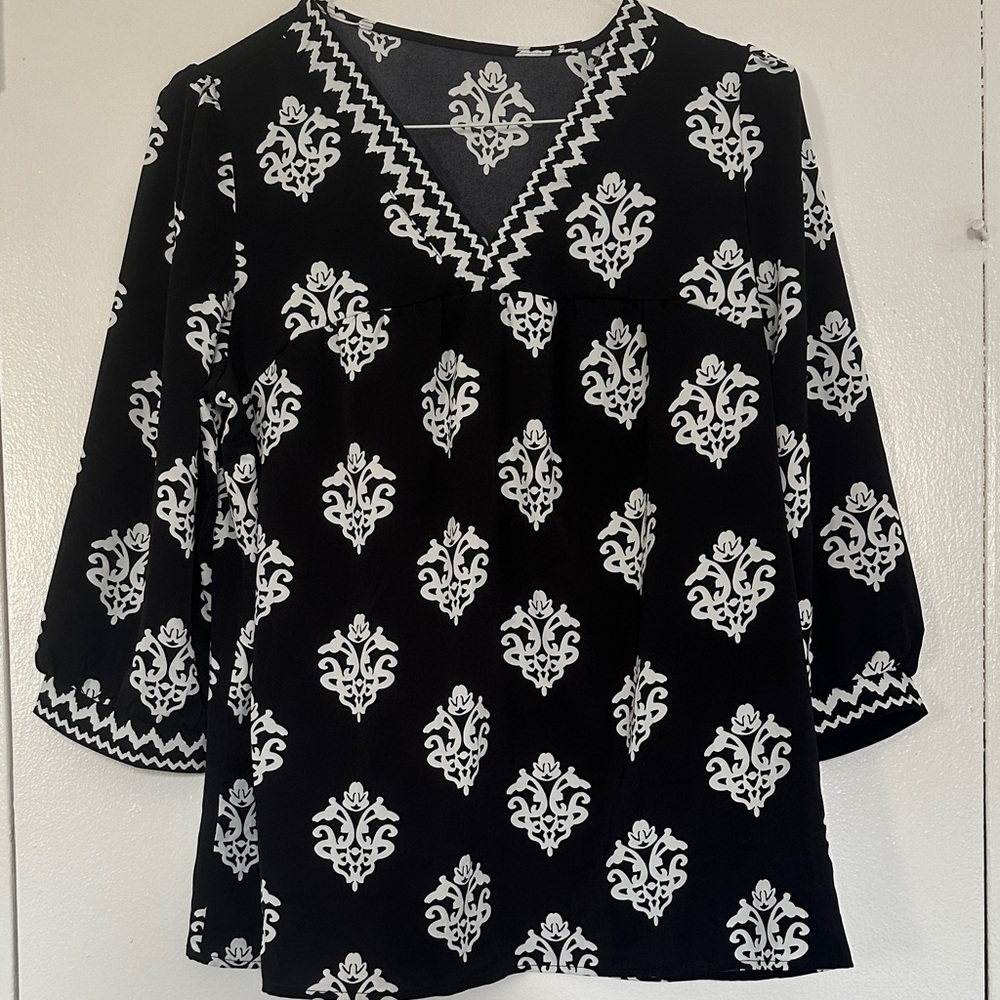 Black and White V-Neck Patterned Women's Top